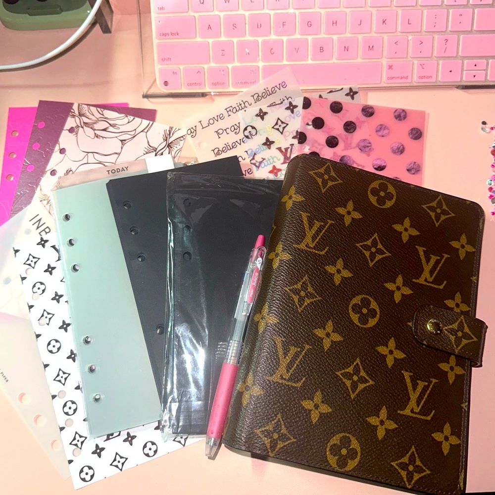 SOLD!!! Louis Vuitton (MM) Medium ring agenda cover